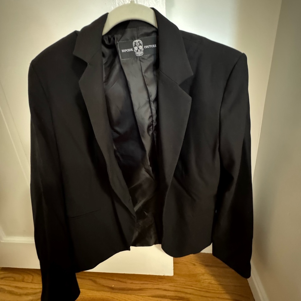 Classic Black Blazer With Structured Silhouette - image 1